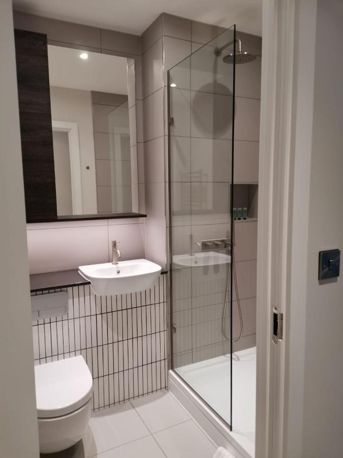 Heathrow North Apartments By Charles Hope Hounslow Bagian luar foto